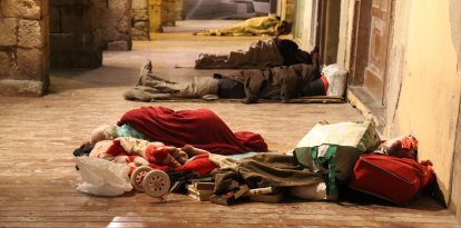 Imatge d’arxiu de persones sense sostre dormint als porxos del carrer Merceria.