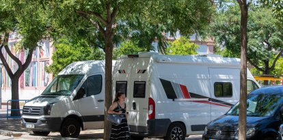 A la zona blava de davant de la Biblioteca Central Xavier Amorós hi ha places reservades per a caravanes, autocaravanes i càmpers.