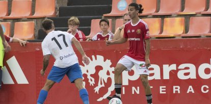 El jove jugador del Nàstic, Agus Gutiérrez, durant l’amistós contra l’Andorra.