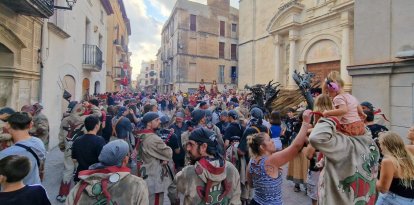 Imatge d’arxiu d’un moment de la cercavila amb el seguici festiu.