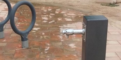 Imatge d'una de les fonts del passeig de les Cales plena de sorra.