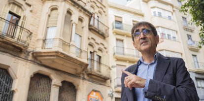 Eliseu Bàrcena, explicant els orígens vinculats al sector farmacèutic de la Casa Serra, al raval de Santa Anna.