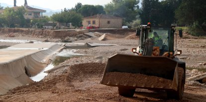 La màquina enviada per l'ACA al barranc de la Galera al seu pas per Masdenverge retirant sediments la llera.