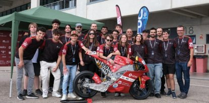 L'equip URVoltage Racing, amb la moto amb la qual van competir al circuit de Motorland Aragó.