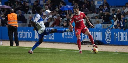 El jugador del Nàstic Moi Delgado durant el duel contra el Sabadell a la Nova Creu Alta