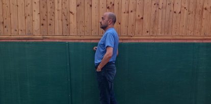 Pere Puig, de 54 anys, és veí de Reus i necessita ajuda per posar-se dempeus.