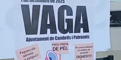 Imatge de l'Ajuntament de Cambrils ple de cartells de la vaga