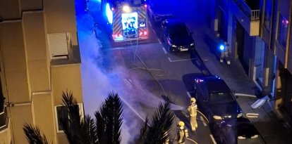 Els Bombers treballen en l'incendi del carrer Lepant