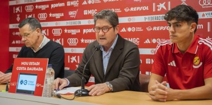 D'esquerra a dreta, el secretari tècnic Sergi Parés, el president executiu Lluís Fàbregas i el lateral Ander Zoilo durant la seva presentació.