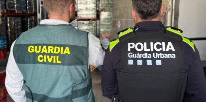 Imagen de la Guardia Civil y la Guardia Urbana en el almacén.