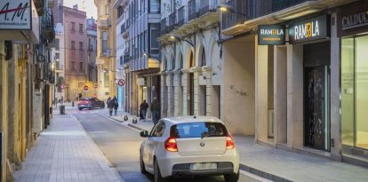 Un cotxe passant pel carrer del Roser en direcció a la plaça de Catalunya. A partir del 26 de març, el sentit de circulació serà el contrari.