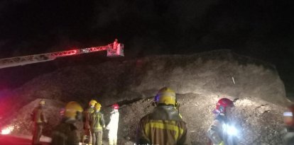Imatge de l'incendi a la planta Kronospan de Campredó.