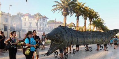 La cercavila d'elements populars va recórrer el passeig de Jaume I de Salou.