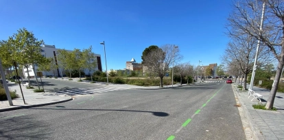 Imatge de la zona verda de Joan XXIII buida de cotxes.
