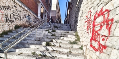 Estat de les escales del carrer Roger de Lauria de Tarragona.