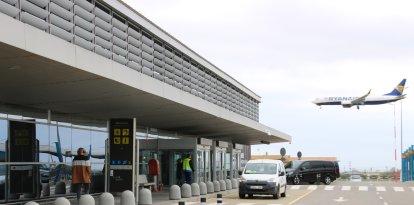 Un avió de Ryanair a punt d'aterrar a l'aeroport de Reus.