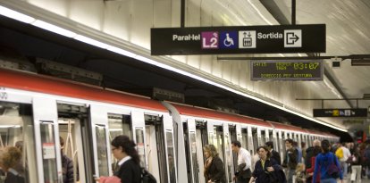 Persones pujant al metro a l'estació de Paral·lel de Barcelona