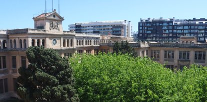 Imatge de la façana principal i els jardins de la Tabacalera, des del terrat.