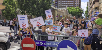 Fotografia d’arxiu d’una mobilització de la comunitat educativa de l’Escola Prat de la Riba.