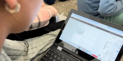 Una alumna, fent servir la maquinària facilitada per prototipar el seu projecte.