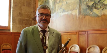 Marc Vinya sostenint la vara d’alcalde de Montblanc durant la seva investidura.