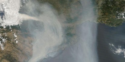 Imatge del satèl·lit del fum en alçada a Catalunya.