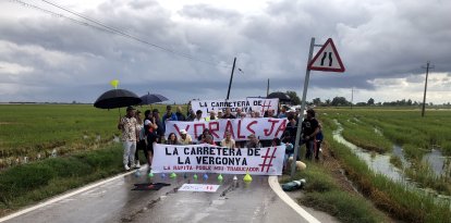 Protesta i marxa lenta de la Plataforma Carretera de la Vergonya, a la T-2021 entre Poblenou i la Ràpita.