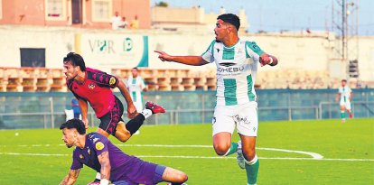 El migcampista del Sanluqueño Luis Morales celebrant el gol de l’empat contra el Sabadell.