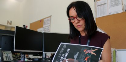 La doctora en Infermeria, sotsdirectora del Campus Terres de l'Ebre de la URV i investigadora principal del projecte, Georgina Casanova, al seu despatx.