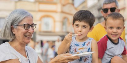 Els més petits ja creixen amb la tradició del pastís de Santa Tecla