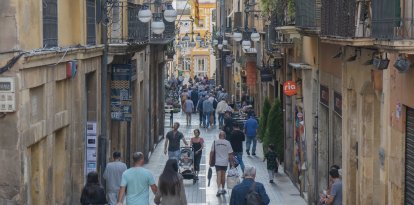 Imatge d'arxiu del carrer Major, a la Part Alta, amb persones passejant.