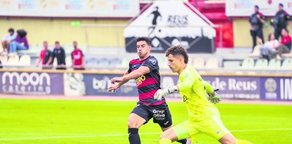 El jugador del Reus Ricardo Vaz pressionant al porter del Sant Andreu en el darrer duel disputat a casa.