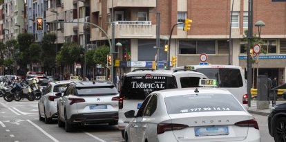 Imatge d'arxiu de diversos taxis estacionats al carrer Pere Martell de Tarragona.