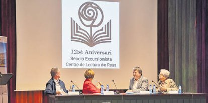 Instantània de l’acte d’inauguració del 125è aniversari de la Secció Excursionista del Centre de Lectura en el moment que mostren el logo commemoratiu.