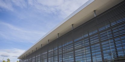 Fotografia de l'edifici Redessa Tecno, vist des de l'exterior.