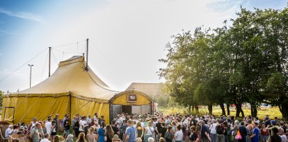 Cua per visitar l'espectacle al Cirque Pardi!