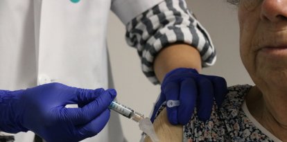 Una professional del CAP Les Corts, vacunant una pacient de menys de 80 anys de la grip i la covid.