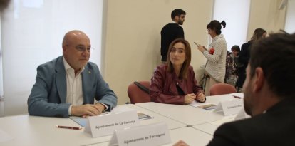 Imatge de l’alcalde de la Canonja, Roc Muñoz, mirant l’alcalde de Tarragona, Rubén Viñuales.