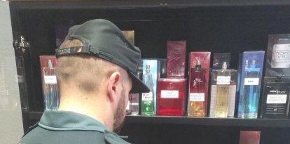 Un agent de la Guàrdia Civil inspeccionant una botiga