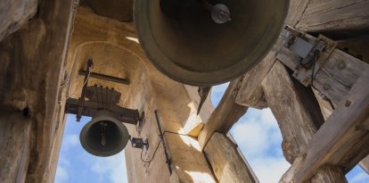 Fotografia al segon pis del campanar de la Prioral de Sant Pere, amb les campanes Petra Clàudia i Sant Bernat.