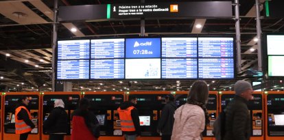 Usuaris de l'estació de Sants de Barcelona, a les màquines expenedores de bitllets i abonaments, després d'una setmana de crisi ferroviària a Catalunya.