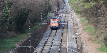 Un tren de Rodalies circula per les vies arribant a Caldes de Malavella