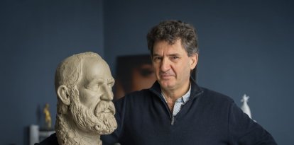 L’escultor Joan Serramià amb el cap de l’escultura d'Antoni Gaudí, un projecte impulsat per l’Associació d’Amics de Gaudí de Reus.