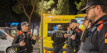 El sotsinspector Cristóbal Alcoba donant ordres als agents de mossos durant l’incident a l’avinguda Roma.