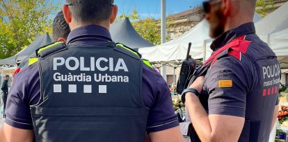 Imatge d'arxiu de dos agents de la GUT i els Mossos en una acció conjunta.
