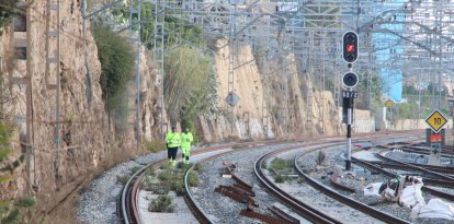 Operaris d'Adif revisen una via a l'entrada de l'estació de Tarragona