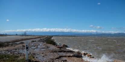 El temporal de vent ha provocat el trencament de la zona del Fangar