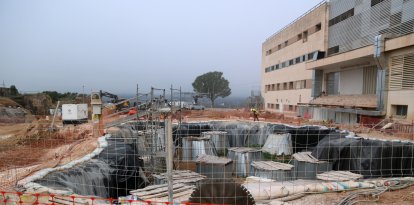 Obres d'ampliació a l'HUTVC amb els treballs previs a la fonamentació del nou edifici.