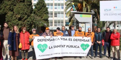 Membres de la Plataforma Camp de Tarragona per la Sanitat Pública i de la FAVT es van concentrar davant l'Hospital Joan XXIII