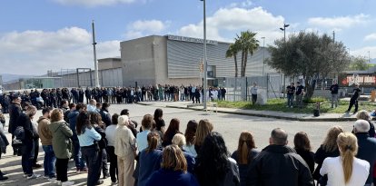 Minut de silenci dels treballadors de Quatre Camins en homenatge a la cuinera de la presó de Mas Enric assassinada fa dos anys.